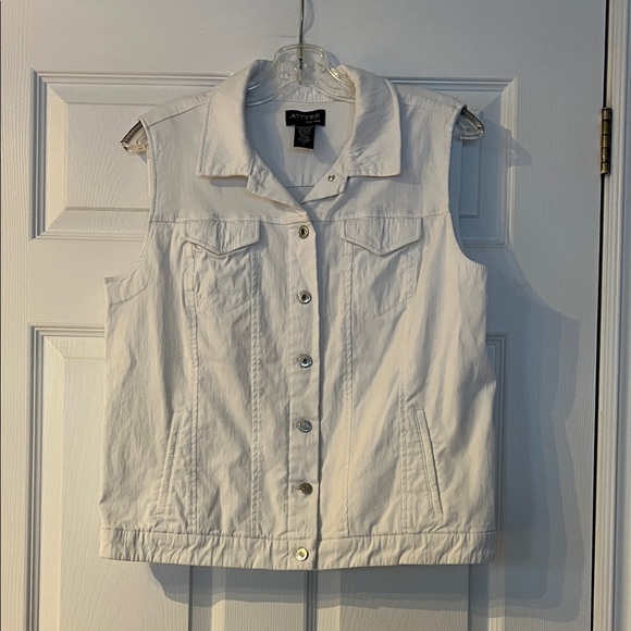 Attyre Jackets & Blazers - 🌷spring pick🌷Attyre White Sleeveless Jacket